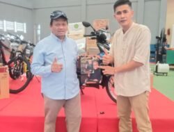 Pengusaha Sukses Bengkulu, Meriani, Sumbang Sepeda Motor untuk Doorprize di Pertunjukan Wayang Kulit Milad UMB ke-33