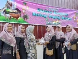 Hijabers Bengkulu Berbagi Ratusan paket Daging Qurban