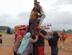 Meriahkan HUT Ke 16 Kabupaten Benteng Emak-emak Ikut Lomba Panjat Pinang