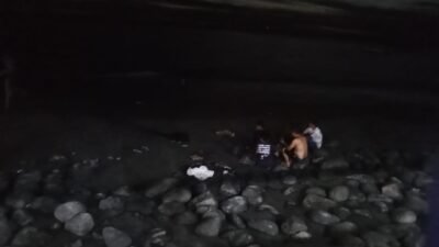 Penasaran, Warga Tunggu Di Pinggir Pantai Malabro Untuk Menangkap Ikan Terdampar