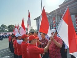 Semangat Hari Kemerdekaan, PEMKAB Benteng Bagikan Bendera Merah Putih