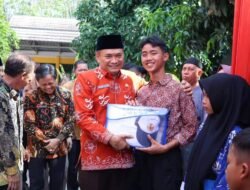 Pemkab Bengkulu Tengah Salurkan Bantuan Seragam dan Alat Tulis untuk Siswa Kurang Mampu