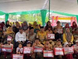 Pemkab Bengkulu Tengah Dukung Pendidikan: Serahkan Seragam dan Perlengkapan Sekolah untuk Siswa di Karang Tinggi