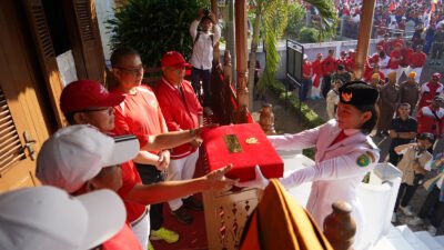 Ribuan Warga Bengkulu Padati Monumen Fatmawati dalam Kirab Bendera Merah Putih