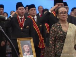 Presiden Jokowi Anugerahkan Tanda Kehormatan kepada KH. Ali Manshur Shiddiq dan Harry Roesli, Sultan Waka DPD Ikut Hadir