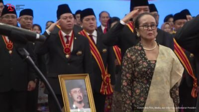 Presiden Jokowi Anugerahkan Tanda Kehormatan kepada KH. Ali Manshur Shiddiq dan Harry Roesli, Sultan Waka DPD Ikut Hadir