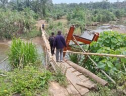 Jembatan Gantung Air Ringkis Desa Paku Haji Rusak Parah, Warga Terpaksa Tetap Melintas