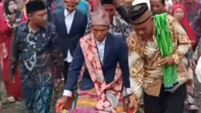 Viral! Pengantin Laki-laki di Bengkulu Tengah Diarak Menggunakan Gerobak Klenteng Untuk Angkut Pasir