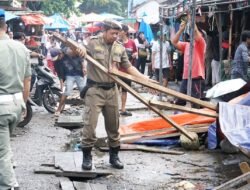 Satpol PP Tertibkan Pedagang Bandel dan Nyalahi Aturan di Pasar Minggu