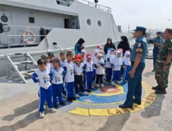 Siswa RA Mutiara Bunda Antusias Jelajahi Kapal Angkatan Laut