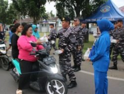 BERBAGI DENGAN SESAMA, LANAL BENGKULU BAGI TAKJIL BAGI PENGENDARA YANG MELINTAS