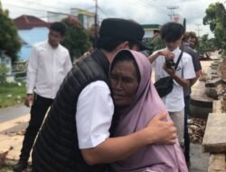 Mengharukan, Pengemis Tua Peluk Walikota