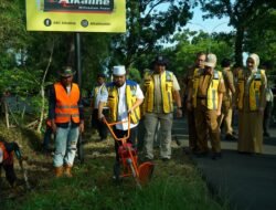 Gubernur Helmi Hasan Turun Langsung Tebas Rumput Liar