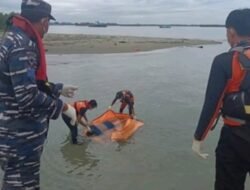 TNI AL Lanal Bengkulu Bersama Tim SAR Berhasil Evakuasi Jenazah di Pintu Alur Pelabuhan Pulau Baai