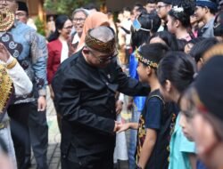 Pimpin Upacara Hardiknas, Mendikdasmen Kenakan Baju Adat Pangsi Jawa Barat