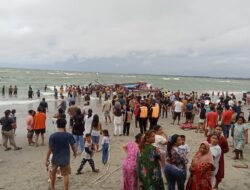 BREAKING NEWS: Puluhan Wisatawan Hanyut, Kapal Pariwisata Pulau Tikus Tenggelam Dihantam Gelombang