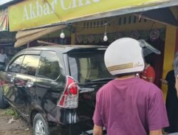 Breaking News : Avanza Hitam Tabrak Warung Akbar Chicken dan Geprek di Sawah Lebar