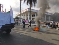 Mahasiswa Bengkulu Gelar Aksi May Day, Bakar Ban didepan Gedung DPRD Provinsi, Tuntut Pemerintah Lebih Pro-Buruh
