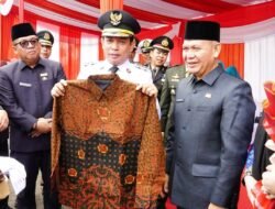Walikota Bengkulu Beri Hadiah Batik dan Baju Ibadah untuk Pensiunan PNS