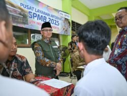 Tinjau SPMB di Surabaya, Wamendikdasmen Atip Minta Masyarakat Lapor Jika Ada Pelanggaran