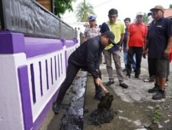 Tinjau Kebersihan, Walikota Bengkulu Cangkul Siring Rumah Warga