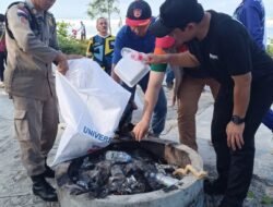 Bersihkan Pantai Serta Goro Warga Terus Berlanjut