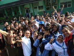 Peringati HAN 2025, Wamendikdasmen Fajar Ajak SMP Negeri 2 Kota Sukabumi Berpagi Ceria