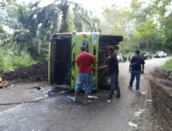 Truk Muatan Batu Bara Terguling arus Jalin Taba Penanjung – Kepahiang Macet