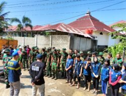 Mahasiswa KKN UNIB, TNI, dan Warga RT 27 RW 06 Gotong Royong Bersihkan Saluran Air