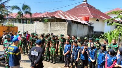 Mahasiswa KKN UNIB, TNI, dan Warga RT 27 RW 06 Gotong Royong Bersihkan Saluran Air