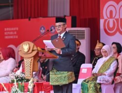 Jadi Pembina Upacara HUT ke-80 RI, Mendikdasmen Serukan Persatuan dan Gotong Royong