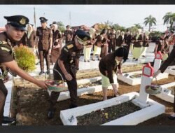 Kejaksaan Tinggi Bengkulu Gelar Upacara Ziarah dan Tabur Bunga di TMP Balai Buntar Dalam Rangka Memperingati Hari Lahir Kejaksaan RI Ke-80