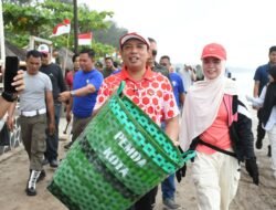 Gerakan Sadar Sampah, Walikota Bengkulu Serahkan 500 Tong Sampah Untuk Kawasan Wisata Pantai Panjang