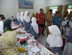 Mendikdasmen Tinjau Makan Bergizi Gratis dan Cek Kesehatan Gratis di Sekolah Cilacap