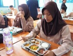 Kemensetneg dan Pemkot Bengkulu Tinjau Program Makan Bergizi Gratis di SMPN 18