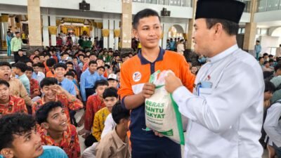 Anak Sekolah Antusias, Pulang Shalat Jumat Bawa Beras dari Program “Bantu Rakyat”