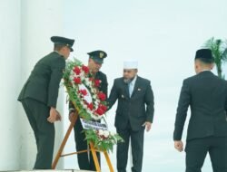 Peringati Hari Pahlawan, Lanal dan Pemprov Bengkulu Tabur Bunga di Laut