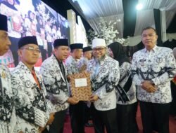 Gubernur Helmi Hasan Apresiasi Jasa Guru dan Serahkan Bantuan Rp1,1 Miliar untuk PGRI pada Puncak HGN di Kepahiang