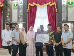 Gubernur Bengkulu Serahkan Bantuan Rp 1 Miliar untuk Korban Bencana di Sumatera Barat