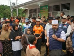 Tinjau Banjir Bandang di Batu Busuk, Gubernur Helmi Serahkan Bantuan untuk Warga yang Kehilangan Rumah