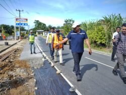 Wagub Mian Tinjau Progres Jalan di Marga Sakti Sebelat, Warga Gelar Syukuran