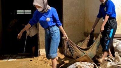 Dari Bengkulu ke Padang, Mahasiswa UNIB Hadirkan Harapan di Tengah Lumpur Banjir