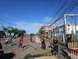 Trotoar Kotor dan Banyak Sampah, Satpol dan Damkar Gotong Royong Bersihkan Jalan Cendana depan Stadion