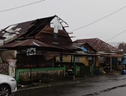 Di Terjang Angin Kencang Atap Rumah Warga Malabero Terbang