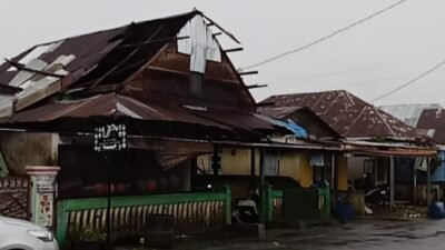 Di Terjang Angin Kencang Atap Rumah Warga Malabero Terbang