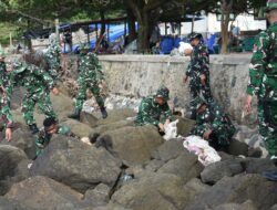 Jaga Keindahan Ikon Wisata, Korem 041/Gamas Bersihkan Pantai Panjang Bengkulu