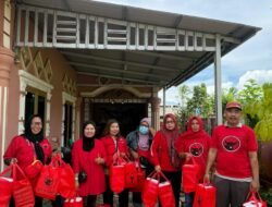 Ratusan Nasi Bungkus Dibagikan, PDIP Lebong Hadir di Tengah Warga Terdampak Banjir