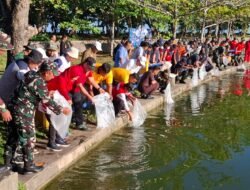 Pemprov Bengkulu Bersinergi dengan TNI Kodam XXI/RI Sukseskan Gerakan Radin Inten Asri, Bersihkan Pantai dan Tebar 2.500 Bibit Ikan