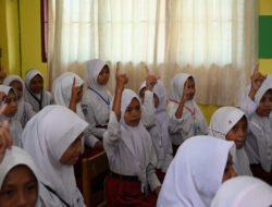 Sambangi Wakatobi, Wamendikdasmen Fajar Tegaskan MPLS Ramah Jadi Fondasi Karakter Murid