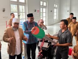 Bantu Warga Bangkit Pascakebakaran, Gubernur Helmi Serahkan Motor dan Mesin Jahit